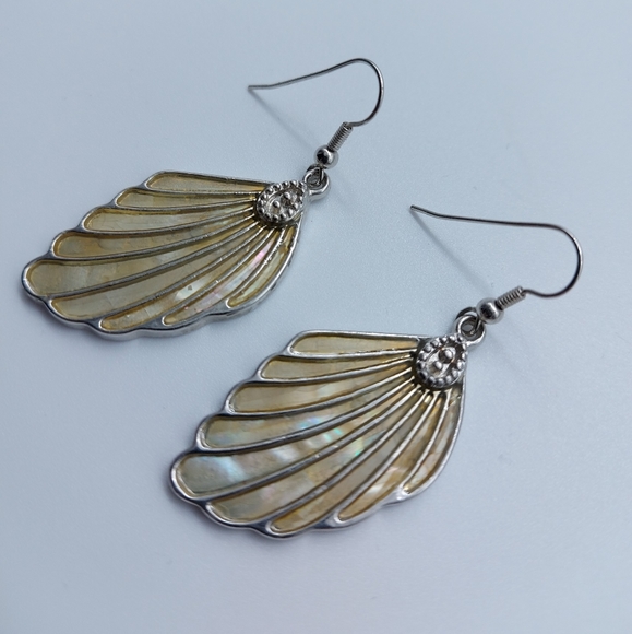 ⭐2 for $10⭐ Pearl wing earrings - Picture 3 of 5